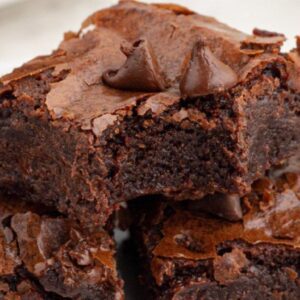 A close up of some brownies on top of a plate