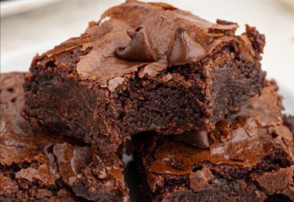 A close up of some brownies on top of a plate